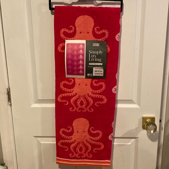 BNWT SIMPLY LUX LIVING Pink Red Octopus Beach Towel - Picture 1 of 4